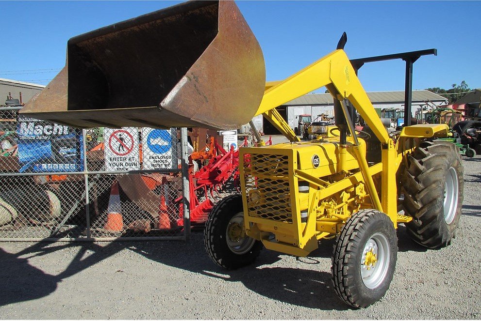 Massey Ferguson 135 (MF20) Tractor - Classic 46 HP with Front-End Loader - Image 1