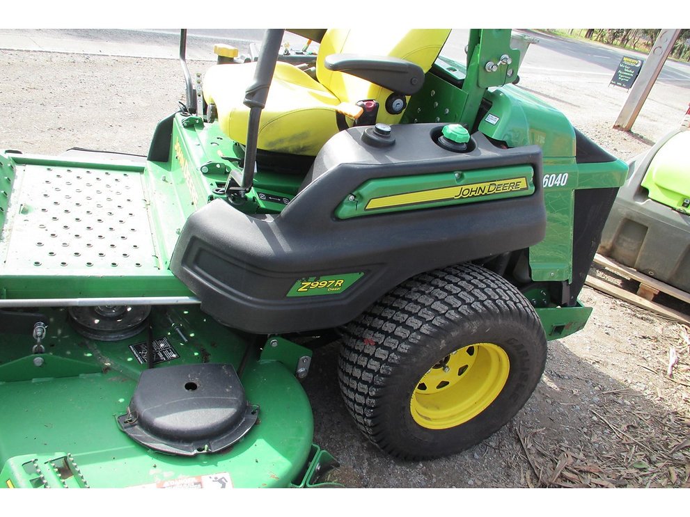 John Deere Z997R ZTrak Diesel Ride-On Mower - 72" Professional Zero-Turn - Thumbnail 2