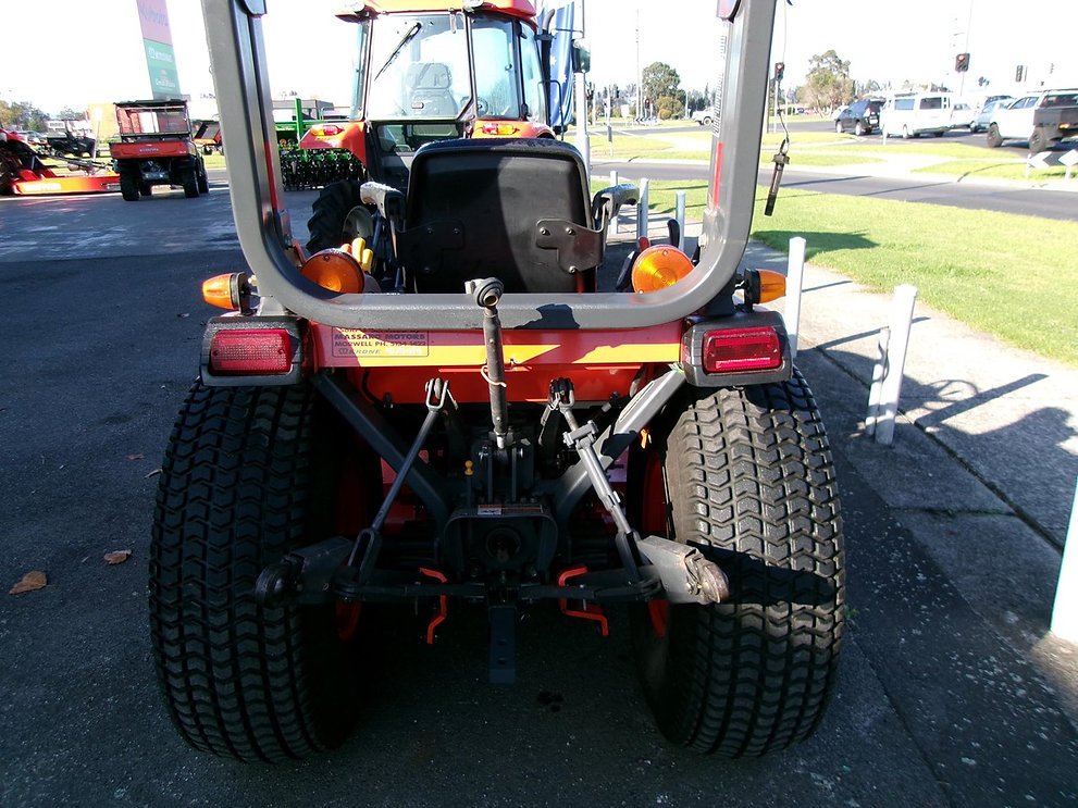 Kubota B2630HD Compact Tractor - 26 HP Diesel with Mid-Mount Mower Deck - Thumbnail 2