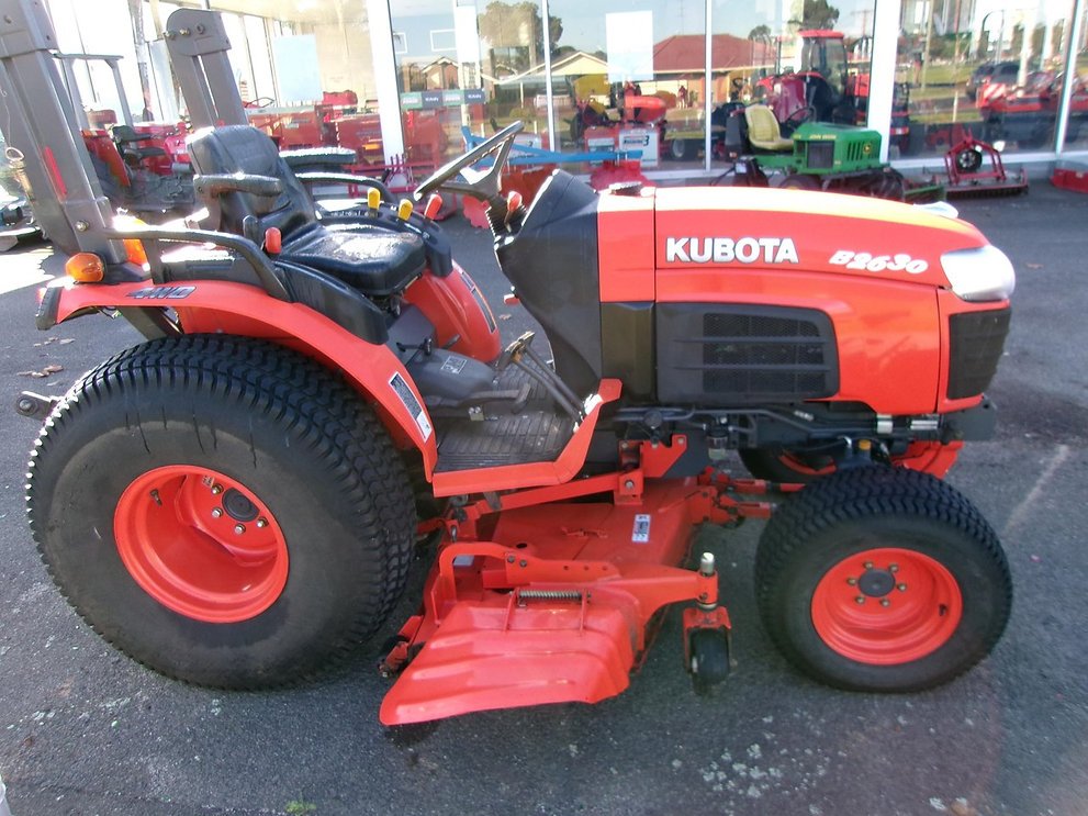 Kubota B2630HD Compact Tractor - 26 HP Diesel with Mid-Mount Mower Deck - Thumbnail 3