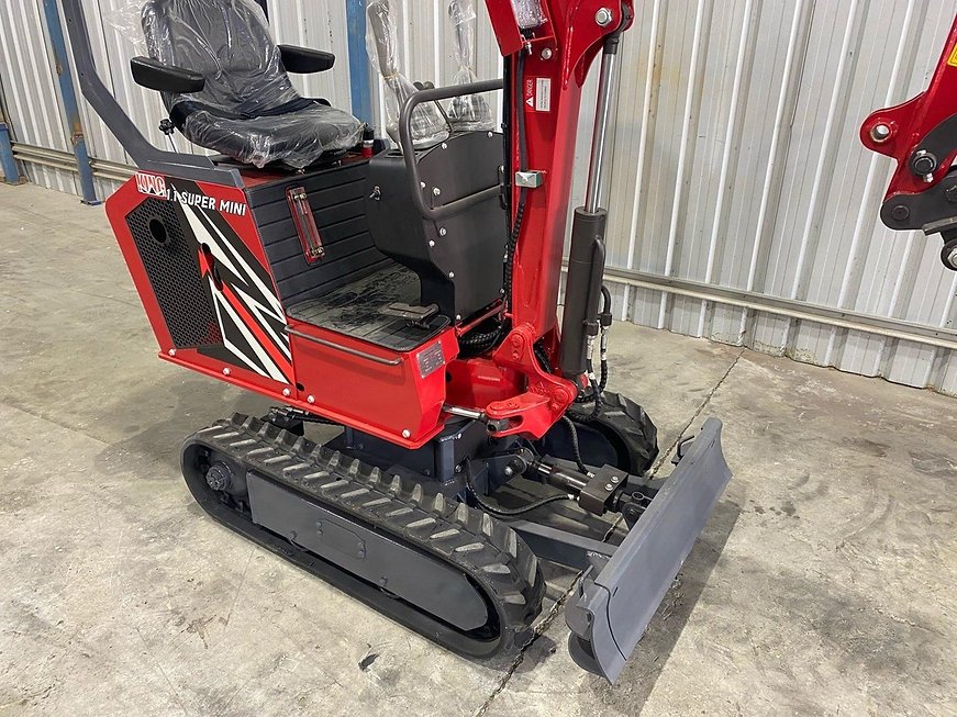 Digger King Super Mini 1.1 Ton Excavator – Swing Boom, Quick Hitch & Multi-Bucket Set - Thumbnail 2